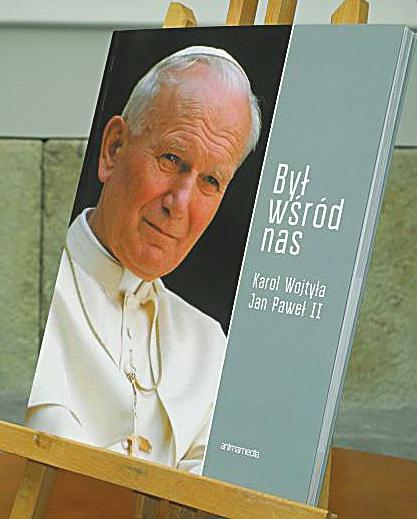 Album zawiera także niepublikowane dotąd fotografie Edmunda Wojtyły star- szego brata Jana Pawła II który pracował jako lekarz w Szpitalu Miejskim w