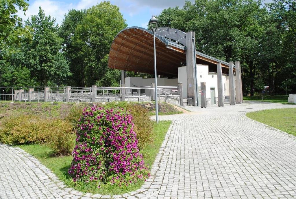 Fotografia 3 Amfiteatr na terenie Parku Zdrojowego w Konstancinie-Jeziornie Źródło: Strona Internetowa Gminy Konstancin-Jeziorna konstancinjeziorna.