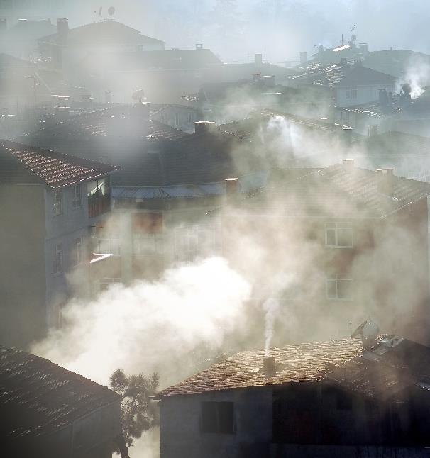 Co zanieczyszcza powietrze? Pyły i gazy emitowane do powietrza głównie w wyniku: - spalania paliw stałych w piecach i kotłach domowych (tzw.