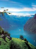 Przejazd z Bergen wzd u przepi knego Hardangerfjord, a nast pnie przejazd przez kanion Mabodal do Foslli, które pozostawia niezapomniane wra enia.
