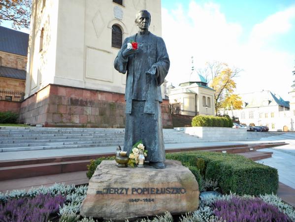 Według stanu na październik 2009 roku w 73 polskich miastach znajdowały się ulice ks. Jerzego Popiełuszki, ponadto 4 ronda i 3 place.