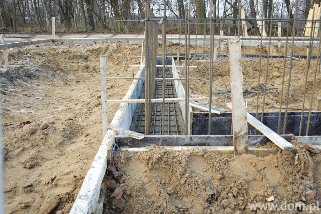 - Zabezpieczone wykopy przed zimą Jeżeli harmonogram budowy przewiduje wykonanie jesienią tylko wykopów, bez wylewania fundamentu, roboty ziemne lepiej odłożyć na wiosnę.