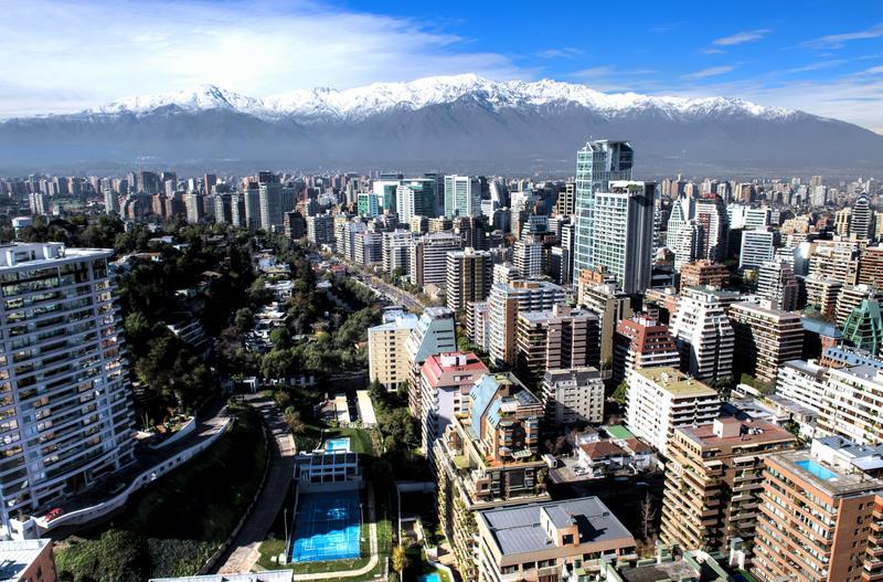 Santiago de Chile Stolica Chile znajduje się w środkowej części kraju, malowniczo położona wśród gór na przedgórzu andyjskim.