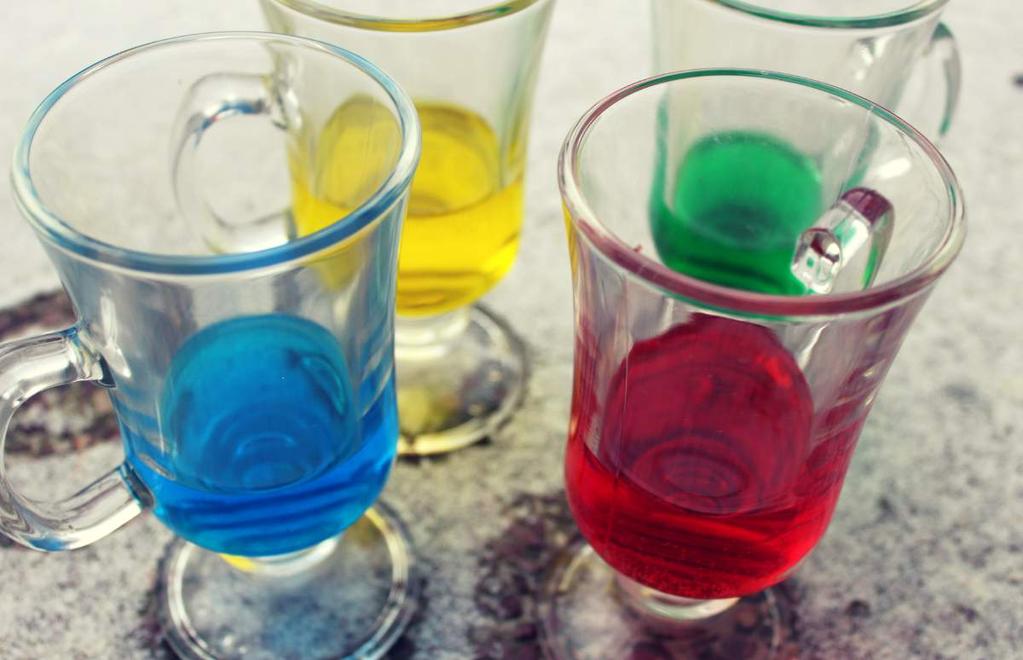 2. FARBUJEMY WODĘ Przygotuj szklanki lub kubki i napełnij je wodą. Teraz łyżeczką, albo jeśli macie pipetą wprowadźcie kilka kropel barwnika do pojemników. Obserwujcie jak tworzą się kolory.