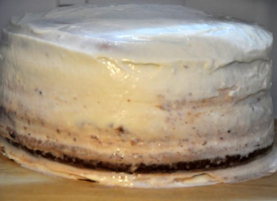 7 Dekoruję tort na drugi dzień rano. A. Rozgrzewam masę cukrową w dłoniach (kupiłam gotową - w tesco). B. Rozwałkowuję na silikonowej macie, 1,5-2 mm (cieńsza się rwie). C.
