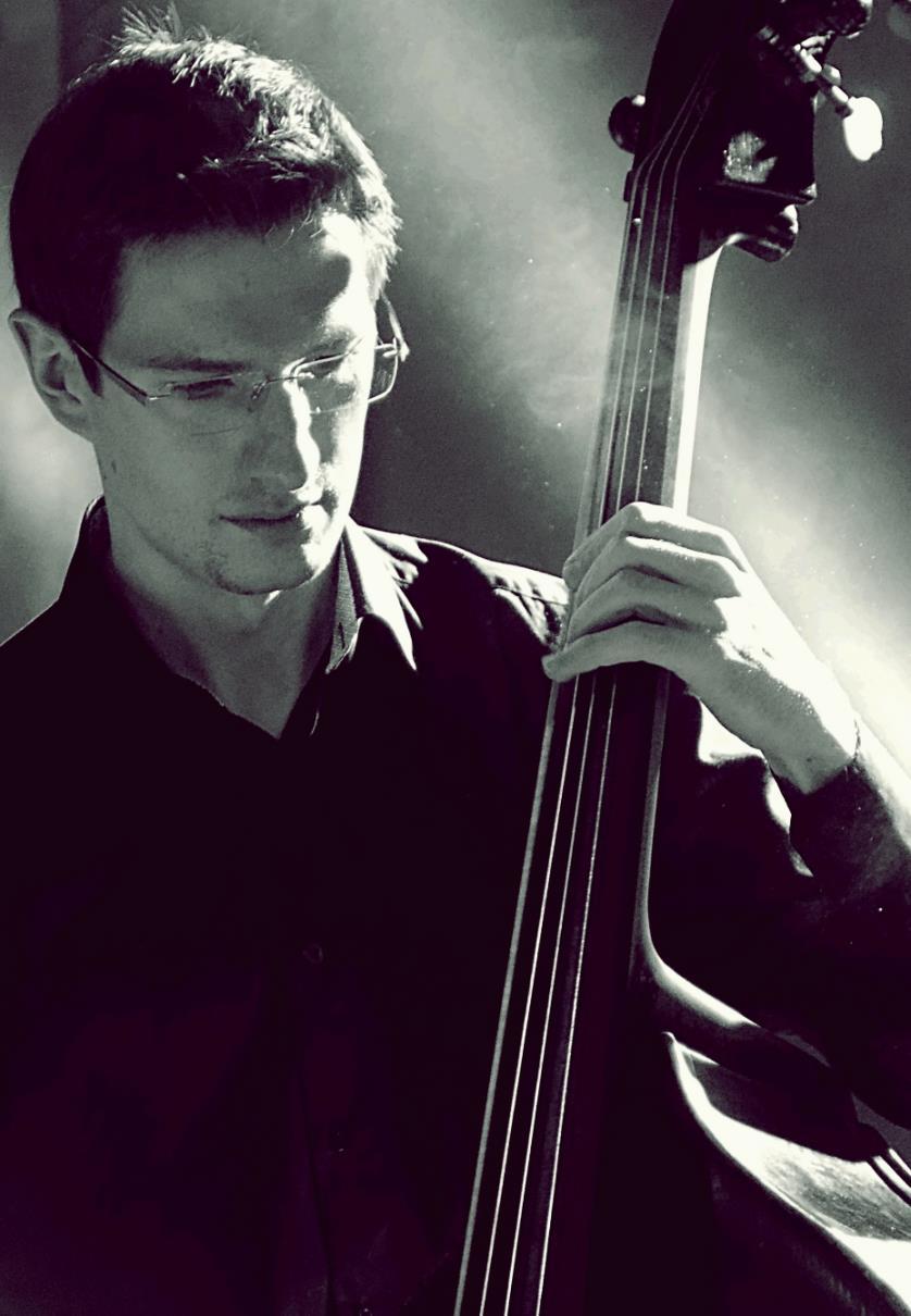 Marcin Chenczke - kontrabasista, muzyk sesyjny. Ukończył studia na Wydziale Instrumentalnym w sekcji jazzu Akademii Muzycznej we Wrocławiu.