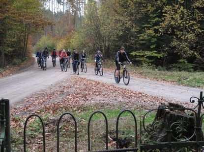 pierwszych. W pięknej scenerii rozbrzmiewa Hymn Polski oraz słowa ślubowania na sztandar szkoły.