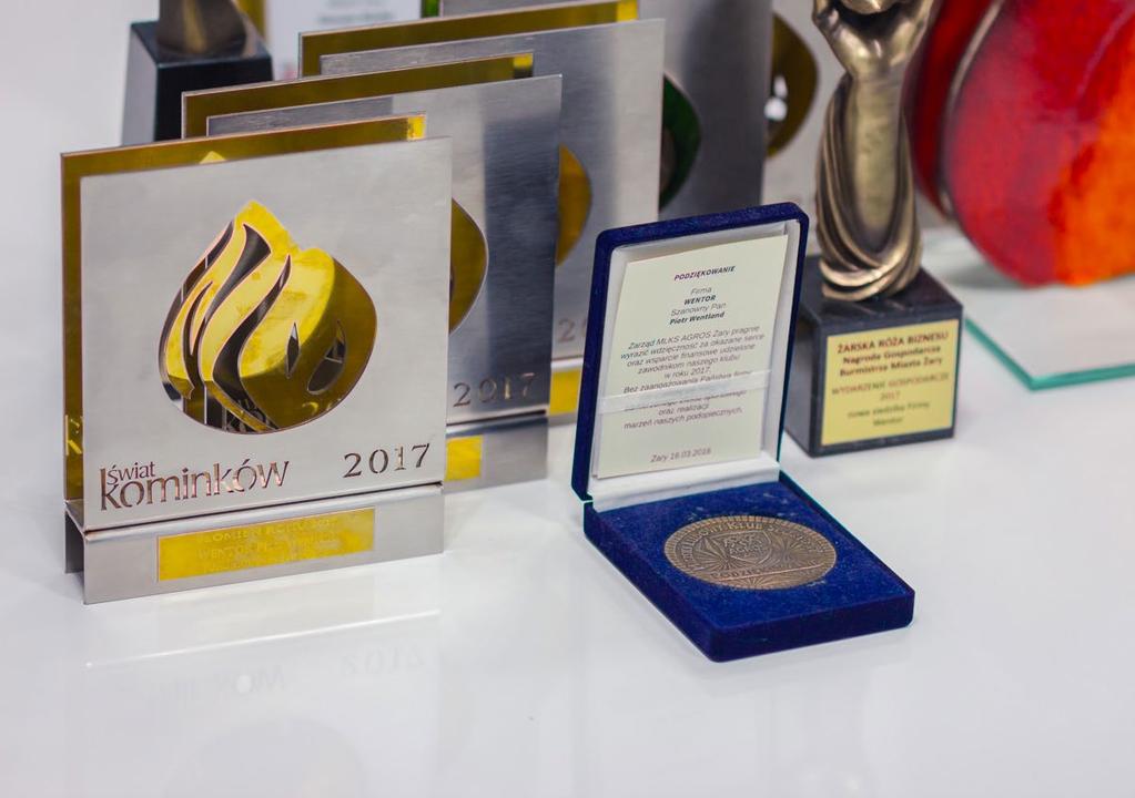 Płomień Roku Produkty MCZ Group Nagroda przyznana przez Świat kominków Wyróżnienie Polska Firma Roku Nagroda przyznana przez Świat kominków Złoty Płomień Firma roku Nagroda przyznana przez Świat
