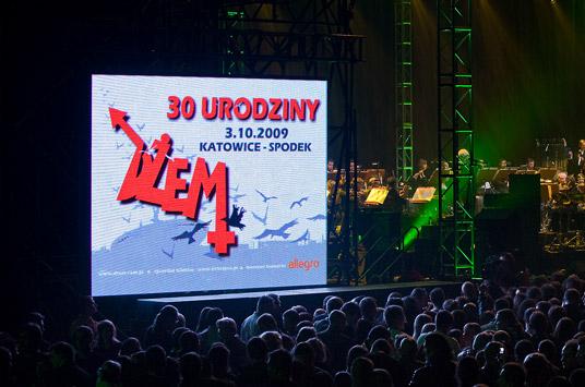 Kolejne wyjątkowe koncerty miały miejsce w sierpniu 2008 w Gdyni i maju 2010 w Warszawie. A ważniejsze od tego, gdzie Dżem wtedy występował, było to przed kim.