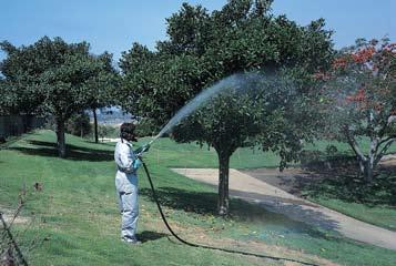 Do oprysku punktowego, opryskiwania drzew, opryskiwania inwentarza żywego i mycia ciśnieniowego dla ciśnienia roboczego od 2 do 55 barów (30 do 800 PSI).