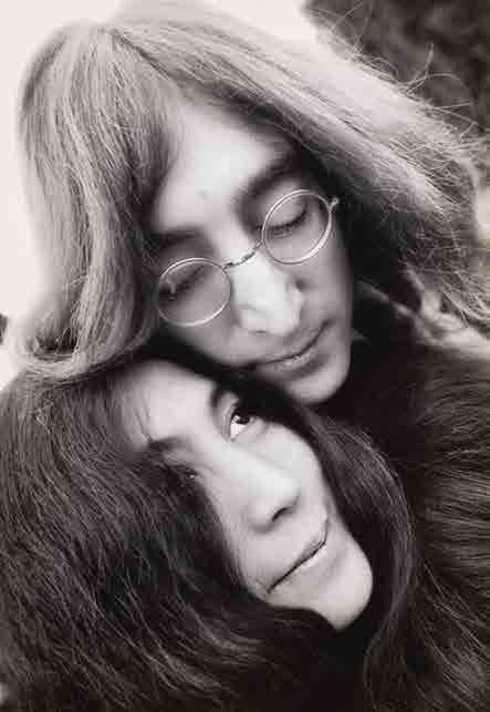 222 SUSAN WOOD (1932) John Lennon i Yoko Ono / John Lennon and Yoko Ono odbitka żelatynowo-srebrowa, vintage print/papier barytowy, 24 x 17 cm sygnowany, datowany i opisany na odwrociu: Yoko Ono and