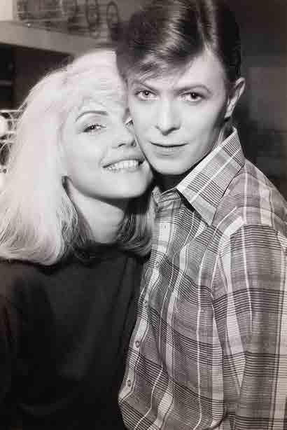225 CHRIS STEIN (1950) David Bowie odbitka żelatynowo-srebrowa, vintage print/papier barytowy, 24 x 17 cm pieczęć autorska na odwrociu: Debbie Harry y David Bowie retratados por Chris stein CHRIS