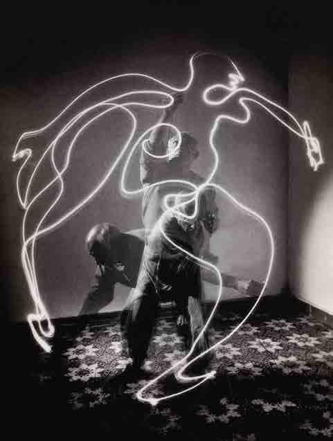238 GJON MILI (1904-1984) Pablo Picasso odbitka żelatynowo-srebrowa, vintage print/papier barytowy, 24 x 18,5 cm pieczęć autorska na odwrociu: Pablo Picasso, draws with light for LIFE magazine 1949