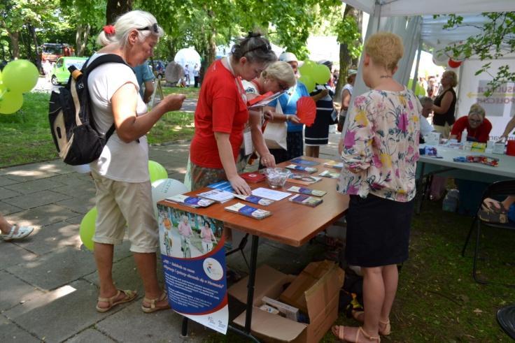 5. Organizacja stoiska projektu podczas cyklicznych imprez miejskich dla osób starszych.