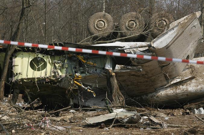 WERYFIKACJA USTALEŃ ZAWARTYCH W RAPORTACH MAK I KBWL PRZEZ ANALIZĘ ZNISZCZEŃ TU-154 Rys. 2. Położenie obu części centropłata wg pomiarów MAK. Rys. 3. Położenie obu części centropłata wg pomiarów KBWL.