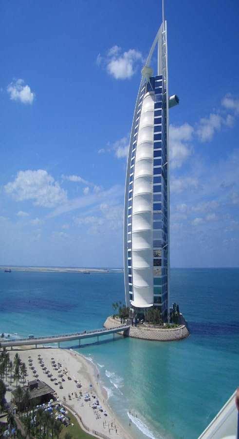 Znajdujący się w Dubaju (ZEA) budynek hotelu stoi na sztucznej wyspie położonej 280 m od plaży w Zatoce Perskiej.