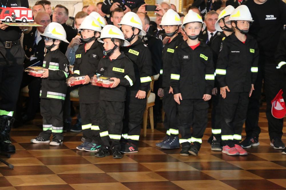 Akademia Małego Strażaka OSP w Polsce W Polsce jest ponad 16 tys. Ochotniczych Straży Pożarnych, z czego ponad 4 300 jednostek działa w ramach Krajowego Systemu Ratowniczo-Gaśniczego.