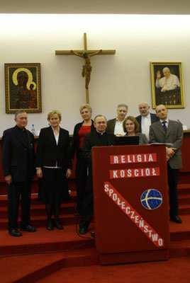 Ks. Profesor Zdaniewicz z Zespołem po zakończeniu Ogólnopolskiej Konferencji Religia Kościół Społeczeństwo zorganizowanej z okazji 10 lecia Ośrodka Sondaży