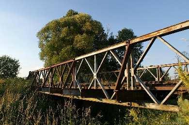 726 Karolina DROZDOWSKA a) b) c) Rys. 1. Przykłady krajowych konstrukcji składanych; a) Most MS 22-80 na rzece Czarnej w Izabelinie, gm.
