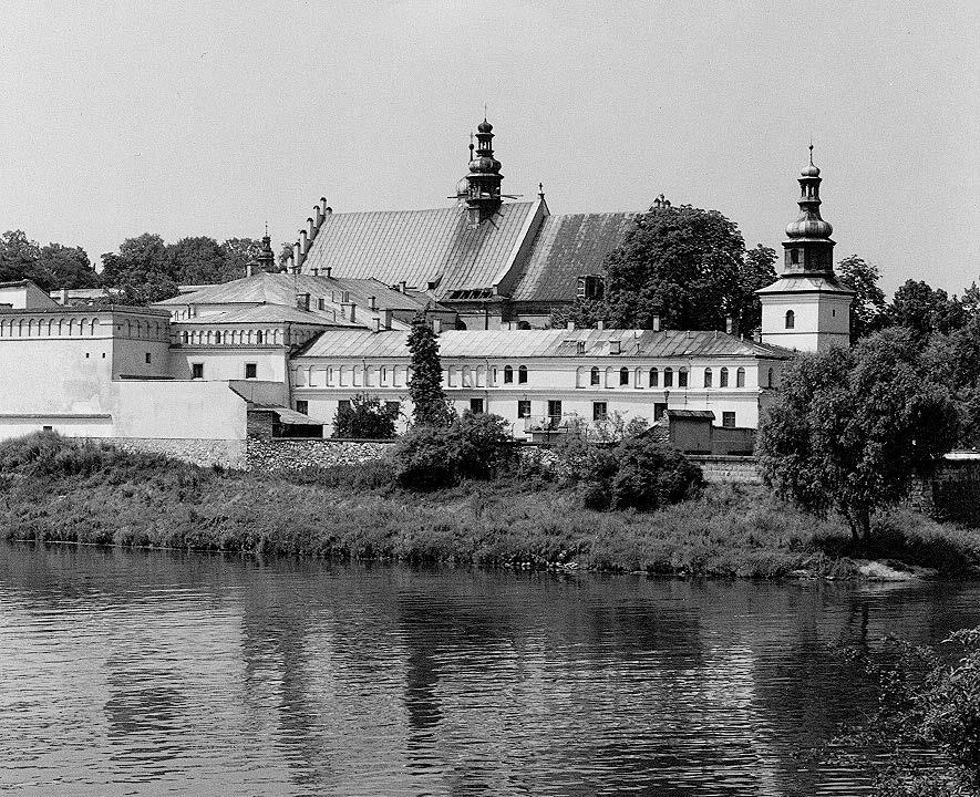 Kościół Norbertanek. Do najcenniejszych zabytków Zwierzyńca należy klasztor i kościół Norbertanek pod wezwaniem św. Jana Chrzciciela i św. Augustyna.