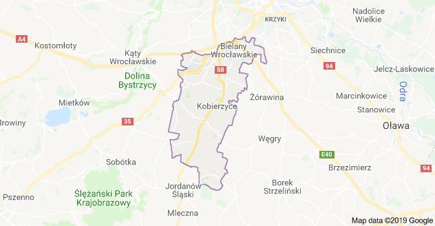 Lokalizacja i dostępność komunikacyjna: Przedmiotowa nieruchomość położona jest w miejscowości Kobierzyce przy ulicy Spółdzielczej 7.