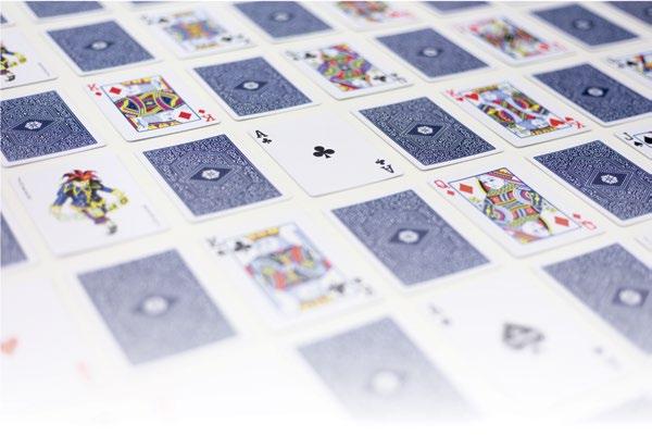 karty do gry Karty Copag 310 COPAG 310 przedstawia ekskluzywny finisz TRUE LINEN B9 dla jeszcze lepszego posługiwania się kartami oraz tworzenia niesamowitych wachlarzy i trików zręcznościowych.