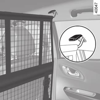 Montaż siatki za przednimi siedzeniami Wewnątrz pojazdu, z obu stron: podnieść osłonę 1, aby uzyskać dostęp do punktów mocujących