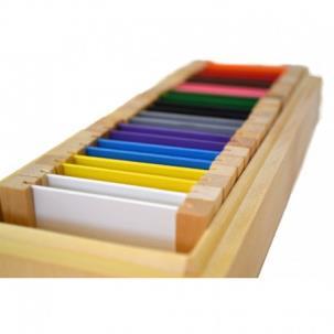 Kolorowe tabliczki nr 2 pomoce Montessori: pudełko nr 2 zawiera jedenaście par drewnianych płytek w kolorach: czerwonym, niebieskim, żółtym, pomarańczowym, zielonym, fioletowym, brązowym, różowym,