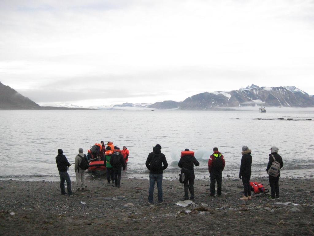 Fot. 5 Uczestnicy pierwszego dnia warsztatów w Longyearbyen na zajęciach prowadzonych przez Martę Bystrowską.