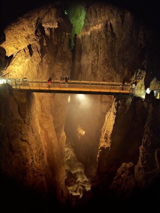 Jaskinie Szkocjańskie zespół jaskiń krasowych w Słowenii. Aktualnie znana sumaryczna długość jaskiń wynosi ok. 6 km.