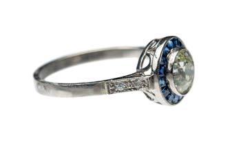 19 PIERŚCIONEK W TYPIE ART DÉCO 2 poł. XX w. białe złoto, 1 diament ł.~1,22 ct L/VS1, 4 diamenty ł.
