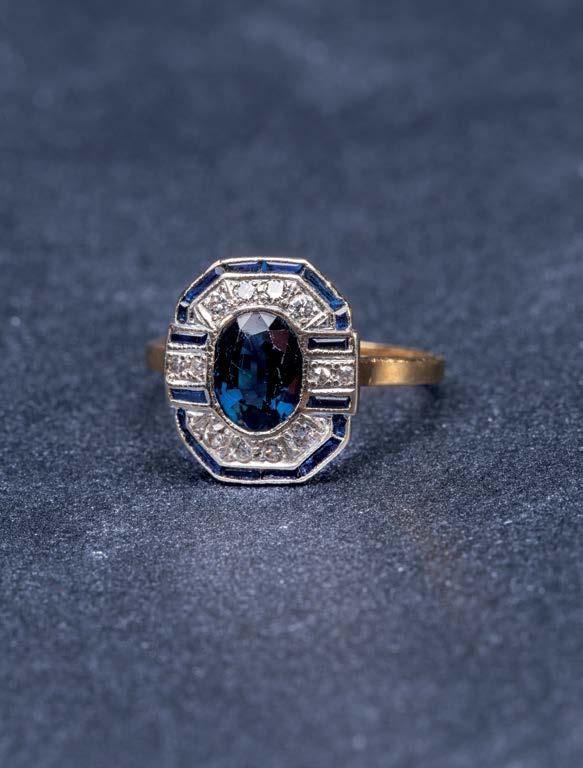 26 PIERŚCIONEK ART DÉCO lata 20.-30. XX w. złoto, srebro, 1 szafir fasetowany ~ 1,90 ct, szafiry w szlifach bagiet, diamenty w różnych szlifach 8 ł.