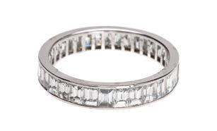 53 OBRĄCZKA 2 poł. XX w. białe złoto pr. 0,750, 37 diamentów w szlifach bagiet ł.