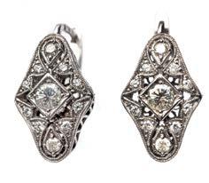71 KOLCZYKI lata 20-30. XX w. złoto pr. "3", 22 diamenty ł. ~ 0,80 ct I-J/Si-P, masa: 5,66 g; wym.