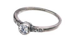 3 PIERŚCIONEK Austria, pocz. XX w. złoto pr. "4" (0,585), 1 diament ~ 0,33 ct H/VS, 6 diamentów w szlifie 8/8 ł.