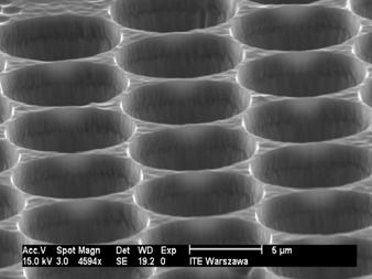 μm i wytrawienia na głębokość 6,6 μm. a) b) c) Rys. 4.