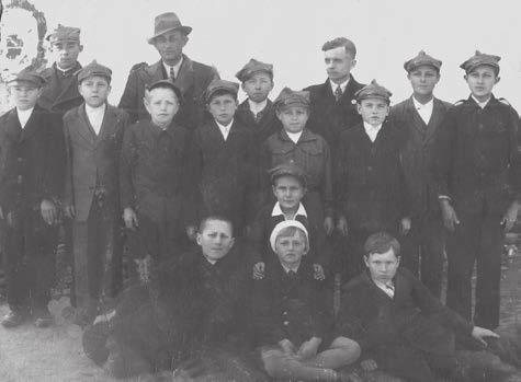 Wybuch wojny z Niemcami zastaje go w Łącku. Przy końcu marca 1940 r., wieczorem do jego mieszkania dobijają się gestapowcy.