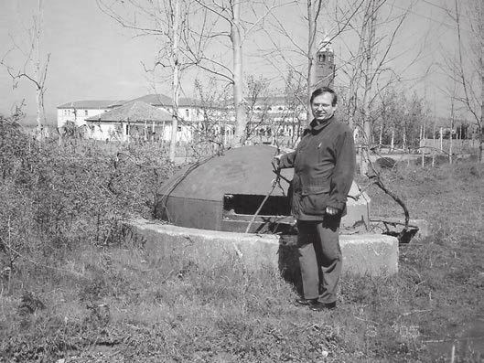 niewzruszenie! Poniżej niego znajdowało się sanktuarium. Starą świątynie wysadzono w powietrze bodajże w 1967 roku. Ludzie przychodzili tutaj nocą. Płakali i modlili się wśród ruin swojego kościoła.