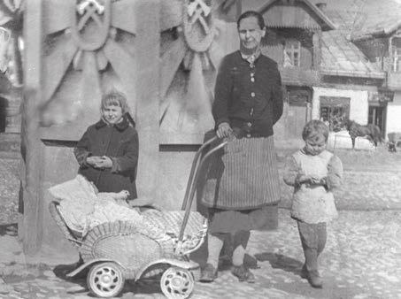 Był to bardzo ciężki czas dla całej rodziny, ojciec w latach 1942-43, pracował na budowanej przez Niemców zaporze Rożnów, której budowę, Polska rozpoczęła w 1935 roku, a Niemcy podczas okupacji,
