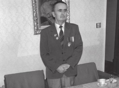 była pełna, ludzie stali w kolejce na klatce schodowej, i nieraz trudno było się Janowi dopchać do kabiny operatora, ludzie go nie znali więc nie chcieli przepuścić, karnie bowiem pilnowali kolejki,
