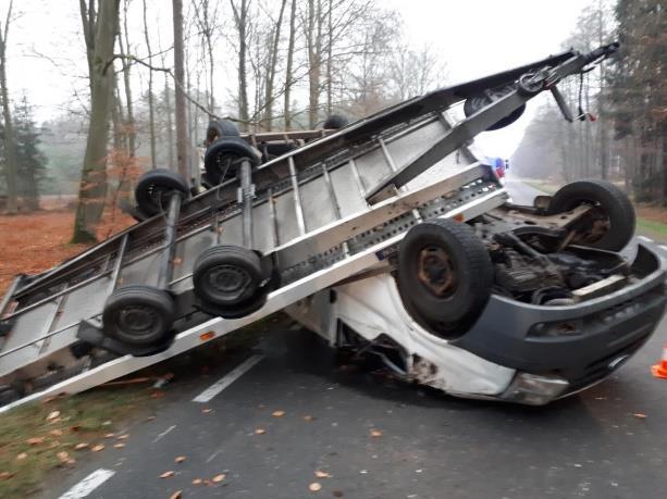 ) Na drodze wojewódzkiej Trzcianka - Niekursko doszło do wypadku z udziałem samochodu dostawczego z lawetą.