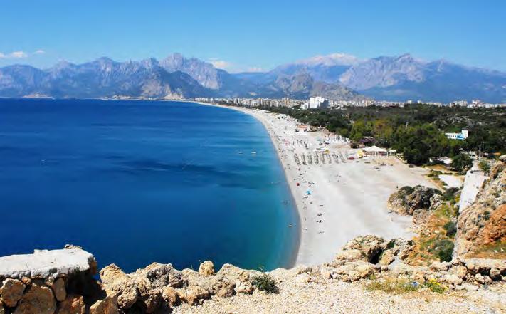 Turystyczną perłą Riwiery Tureckiej jest Antalya, miasto położone nad zatoką o tej samej nazwie, którego tło stanowią majestatyczne góry Taurus. Wśród tutejszych atrakcji znajdują się m.in.