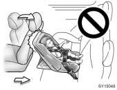 Zgodnie ze wskazówkami producenta prze- o yç pas biodrowy dla Êrodkowego siedzenia wokó fotelika lub przez odpowiednie otwory w foteliku i zapiàç pas uwa ajàc, aby nie by skr cony.