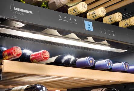 wygodny dostęp do wina. Naprzemienne ułożenie butelek na półkach pozwala optymalnie wykorzystać pojemność urządzenia.