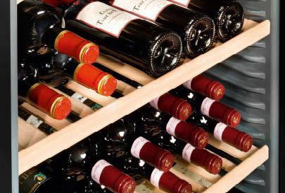 Półki są zaprojektowane tak aby bezpiecznie przechowywać butelki typu Bordeaux. System etykietowania umożliwia szybki przegląd przechowywanych win.
