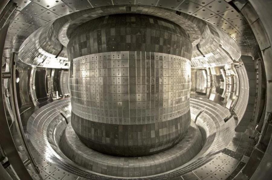 Tokamak EAST (Experimental Advanced Superconducting Tokamak) w Chinach Sztuczne Słońce Konstrukcja: tokamak Plazma o temp. ponad 100 mln C Plazma o temp.