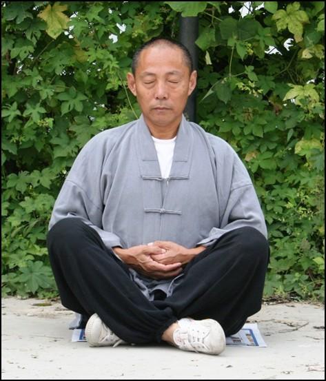 Shaolin Baduanjin siedząc 少 林 八 段 錦 坐 Sławomir Pawłowski W numerze 12 Magazynu Internetowego Świat Nei Jia (z czerwca 2000r.) opublikowałem czwartą z cyklu część Shaolin Chi Kung pt.