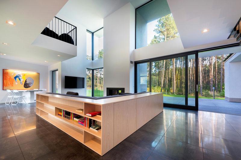 Top trendy okienne Do kluczowych trendów, dominujących w nowoczesnych oknach, należą duże przeszklenia, minimalistyczny design, szarości i jasne kolory naturalnego drewna.