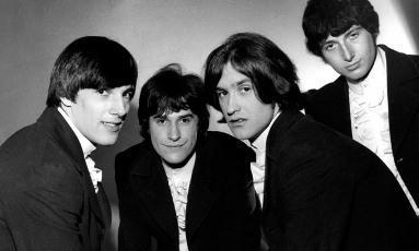 Zespół The Kinks został sformowany w 1963 roku, z inicjatywy braci Ray a i Dave a Daviesów. Ray był wokalistą i niekiedy grał też na gitarze, Dave był prowadzącym gitarzystą. Nazwali się The Ravens.