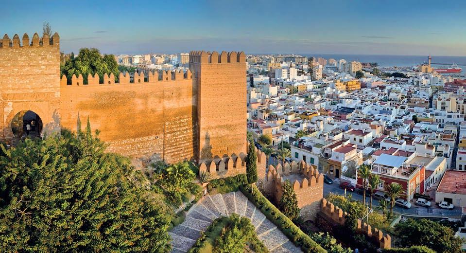 174 Widok na Almeríę ze schodów wiodących do Alcazaby powstałej na górującym nad miastem wzgórzu oferowane przez lokalnych przedsiębiorców.